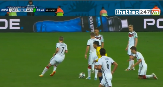 VIDEO: Thomas Muller và sự thật về cú ngã huyền thoại