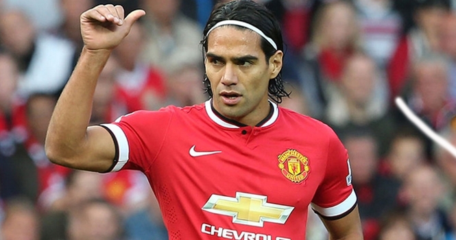 Quá vô duyên, Falcao bất ngờ nhận món quà từ Van Gaal