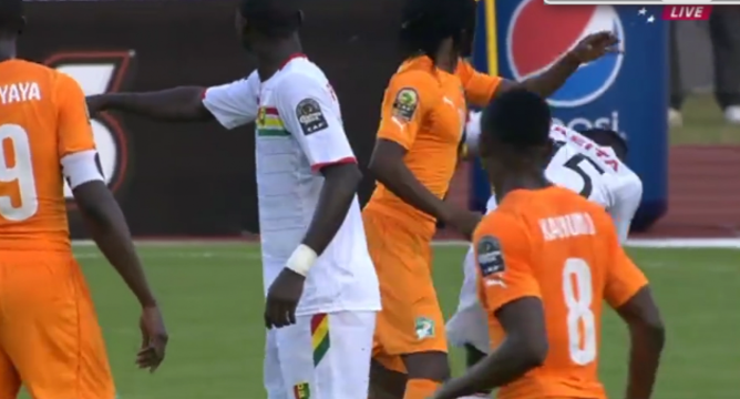 VIDEO: Gervinho nhận thẻ đỏ sau tình huống nổi điên ngớ ngẩn