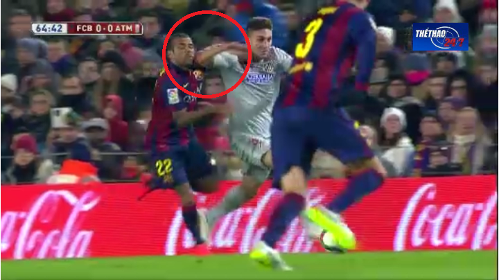 VIDEO: Tình huống Siqueira đánh cùi chỏ vào mặt Alves