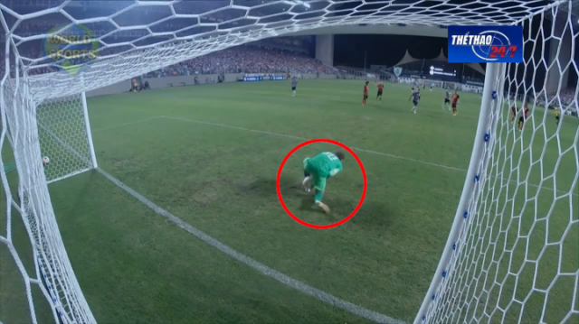 VIDEO: Pha bắt bóng kiểu 'đẻ trứng' của thủ thành Shakhtar Donetsk