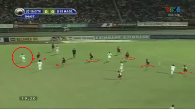 VIDEO: Pha chọc khe loại bỏ 6 cầu thủ đối phương của Xuân Trường
