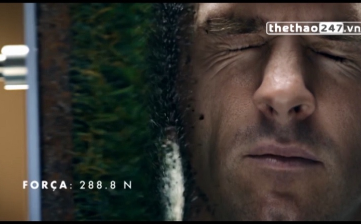 VIDEO: Messi bị ''dập mặt'' với ...cỏ trong thử thách của Gillette