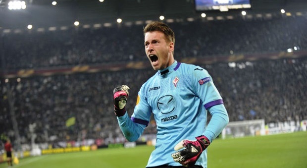Arsenal nhắm thủ môn Brazil thay Szczesny
