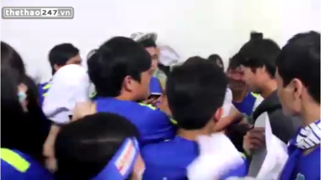 VIDEO: CĐV cuồng nhiệt 'bủa vây' Công Phượng và đồng đội sau chiến thắng