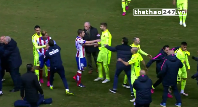 VIDEO: Torres suýt choảng Neymar khi ra sân nghỉ giữa hai hiệp