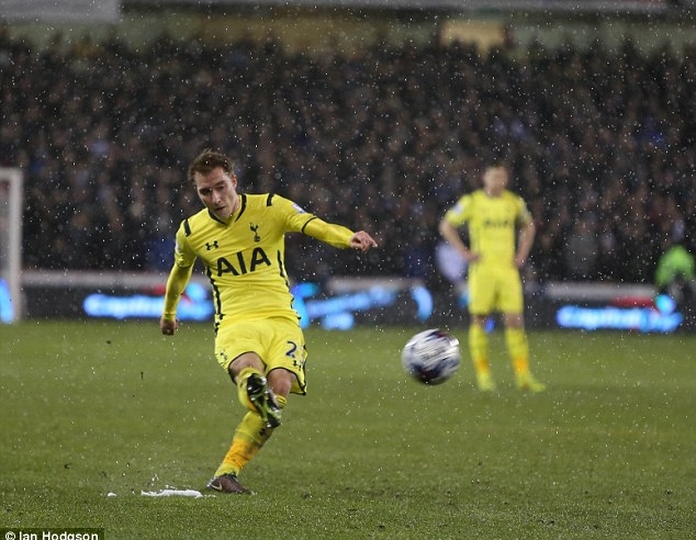 VIDEO: Cú đá phạt với quỹ đạo đẹp mê hồn của Eriksen