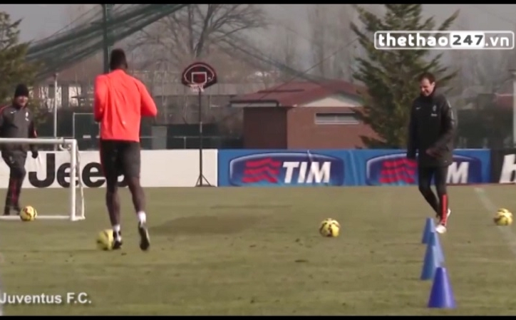 VIDEO: Paul Pogba thua ông thầy Allegri trong cuộc thi sút gôn tôm