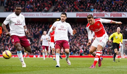 Arsenal chạm mốc mới sau trận thắng Aston Villa