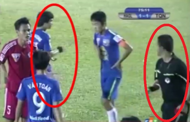 VIDEO: Công Phượng bị trọng tài chỉ trích vì vỗ tay ăn mừng thẻ đỏ của đối phương