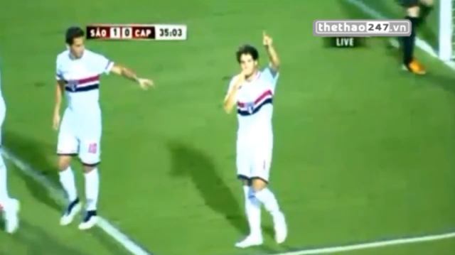 VIDEO: Pato hôn gió tặng bạn gái trên khán đài sau khi ghi bàn