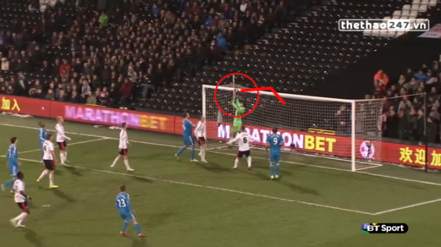 VIDEO: Thủ môn phản lưới sau pha bắt bóng thảm họa ở vòng 4 FA Cup