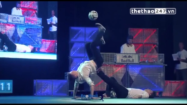 VIDEO: Khi bóng đá trở thành 1 môn nghệ thuật biểu diễn
