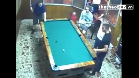 VIDEO: Màn đánh bi-a 'ăn rùa' khó tin của tay cơ không chuyên