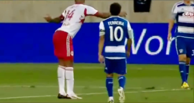 VIDEO: Điệu nhảy hài hước của Thierry Henry sau khi bị phạm lỗi