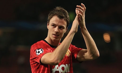 Man Utd biến Jonny Evans thành “vật tế”