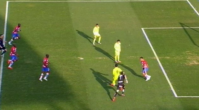 VIDEO: Pha bóng cho thấy Luis Suarez phải làm nền cho Messi tại Barca