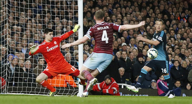 VIDEO: Những pha cản phá xuất thần của thủ thành Courtois vs West Ham