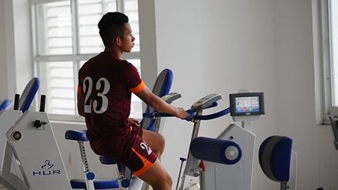 Tuyển thủ U23 VN chấn thương vẫn phải tập luyện