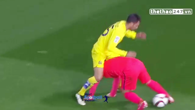 VIDEO: Pha tranh cướp bóng hài hước của Luis Suarez