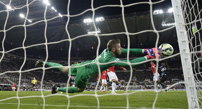 VIDEO: Tốp 5 pha cứu thua xuất sắc vòng 28 Premier League - Dấu ấn De Gea