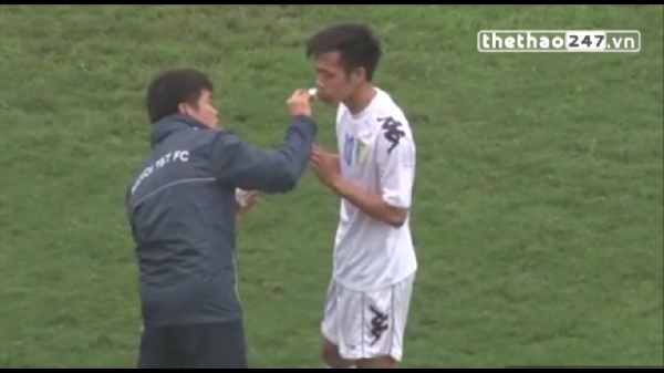 VIDEO: Văn Quyết chảy máu sau pha va chạm với đàn em Mạnh Hùng