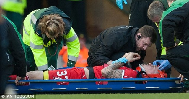 VIDEO: Pha chạm kinh hoàng khiến Skrtel phải rời sân ngay phút thứ 3