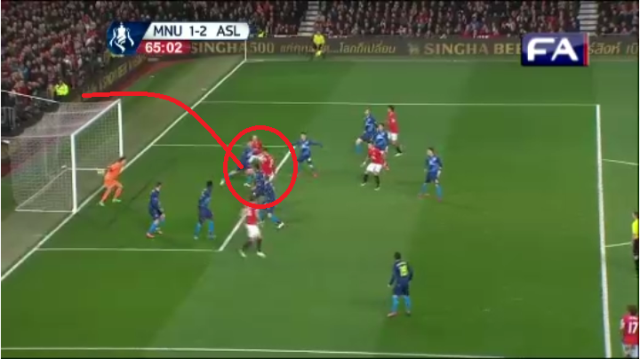 VIDEO: Cách khung thành 5m, Smalling đưa bóng vọt xà đáng tiếc