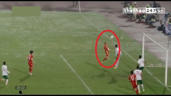 VIDEO: Pha bỏ lỡ không tưởng của Huy Toàn ở khoảng cách 3m (O.Việt Nam-O.Indo)