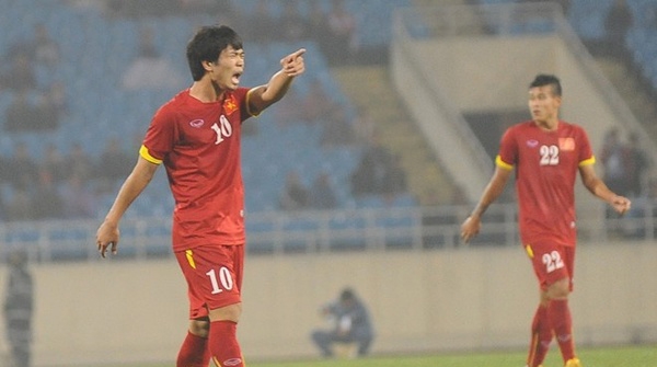 VIDEO: Những tình huống Công Phượng lạc lõng trên hàng công U23 Việt Nam