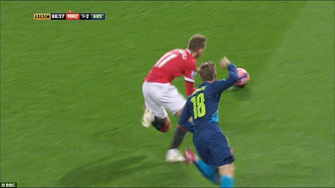 VIDEO: Tái diễn thói ăn vạ, Januzaj không qua được mắt trọng tài
