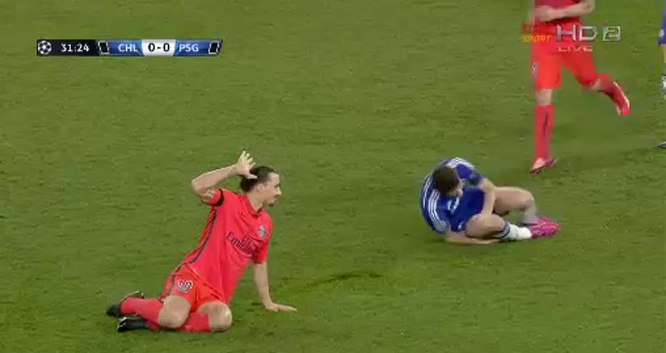 VIDEO: Ibrahimovic nhận thẻ đỏ sau pha vào bóng thô bạo với Oscar