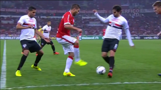 VIDEO: Phản ứng của Kaka khi bị đối phương xỏ háng