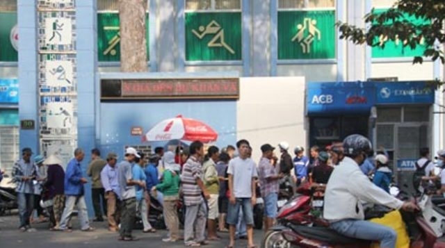 VIDEO: Fan tấp nập đi mua vé xem U23 Việt Nam thi đấu