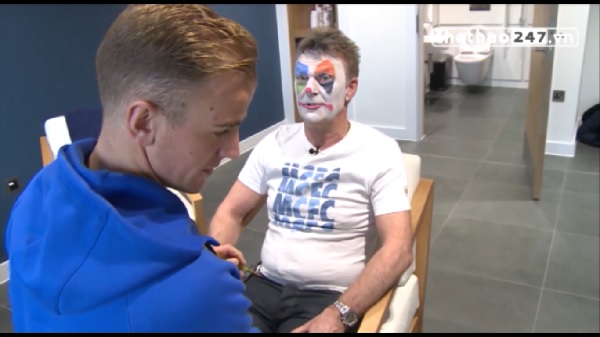 VIDEO: Joe Hart trổ tài hóa trang người quản lí của Man City thành 1 chú hề
