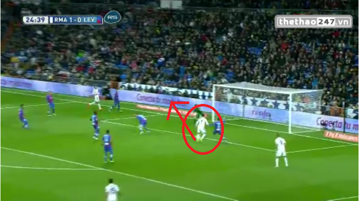VIDEO: Ronaldo bỏ lỡ cơ hội ngon ăn