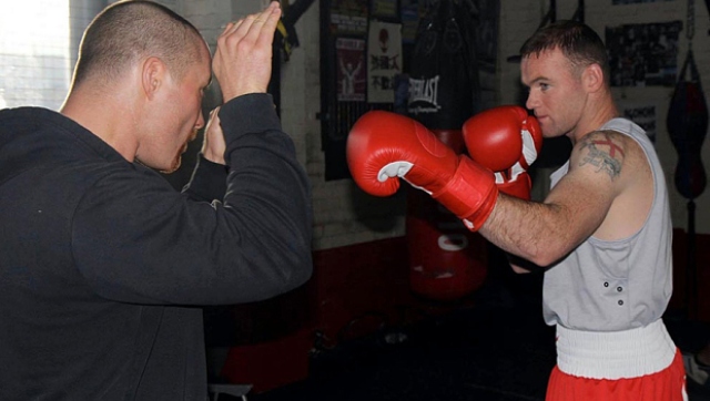 VIDEO: Rooney bị hạ đo ván khi chơi boxing