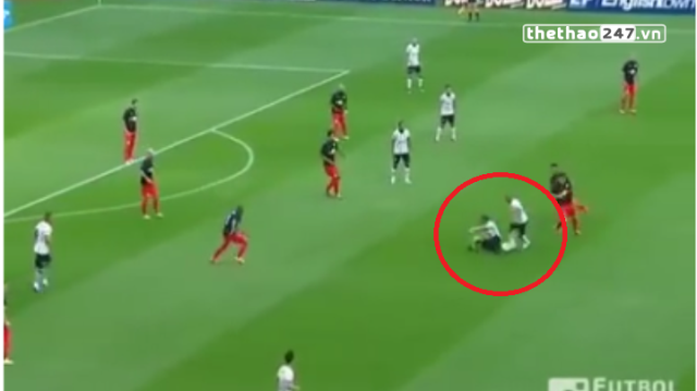 VIDEO: Đẩy ngã trọng tài vì đứng chắn bóng
