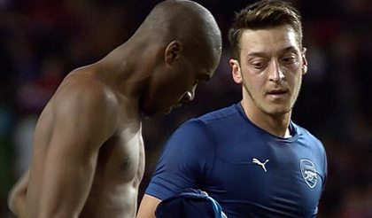 Ozil đáp trả những lời chỉ trích sau vụ đổi áo