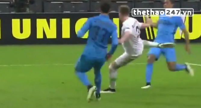 VIDEO: 'Thánh' Bendtner ngả người vô lê điệu nghệ tiễn Inter rời Europa League