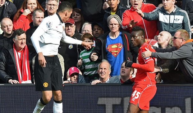 VIDEO: Balotelli nổi nóng với Smalling ngay trên sân
