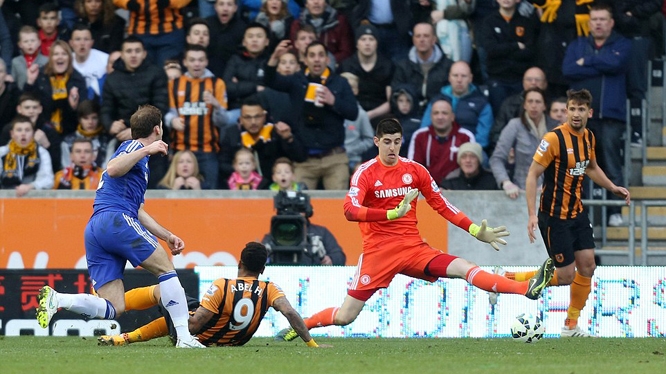 VIDEO: Pha xử lý bóng thảm họa của thủ thành Courtois vs Hull City