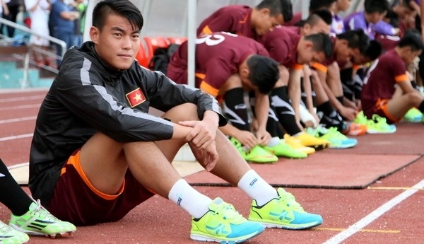 Trung vệ cao kều của ĐT U23 Việt Nam ra Hà Nội điều trị chấn thương