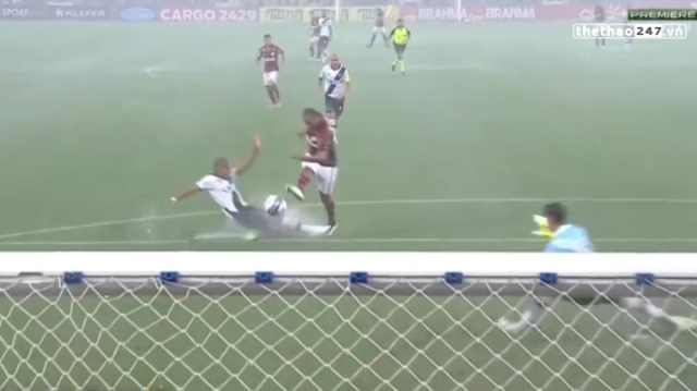 VIDEO: Bàn thắng may mắn nhờ vũng nước tại giải Brazil