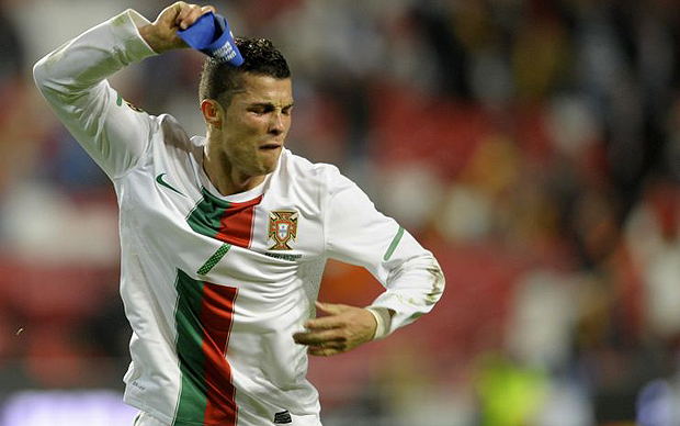VIDEO: Tình huống hụt siêu phẩm cay đắng của Ronaldo được tái hiện ở Trung Quốc