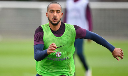 HLV Wenger quyết tìm người thay thế Walcott
