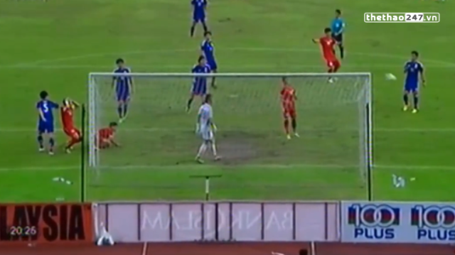 VIDEO: Ngọc Hải bỏ lỡ đáng tiếc sau pha tạt bóng của đồng đội