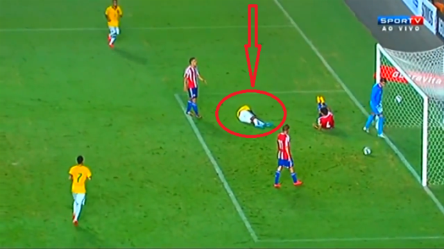 VIDEO: Sao trẻ Brazil nằm sân sau khi ghi bàn