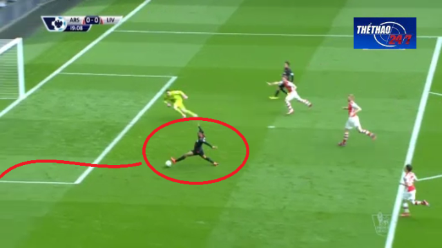 VIDEO: Sterling bỏ lỡ cơ hội ghi bàn ngon ăn