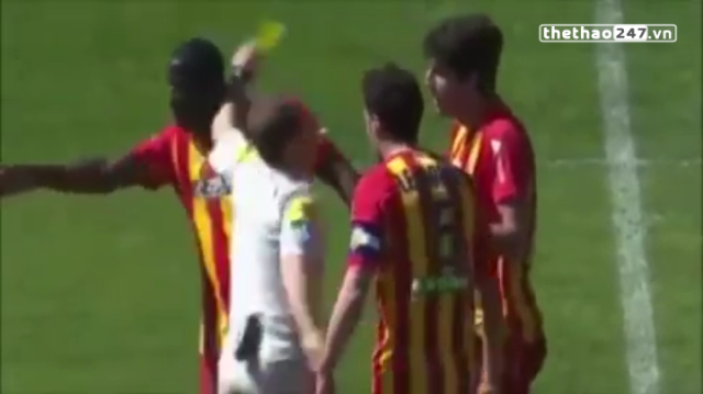 VIDEO: Trọng tài dùng cùi chỏ với cầu thủ tại giải VĐQG Pháp